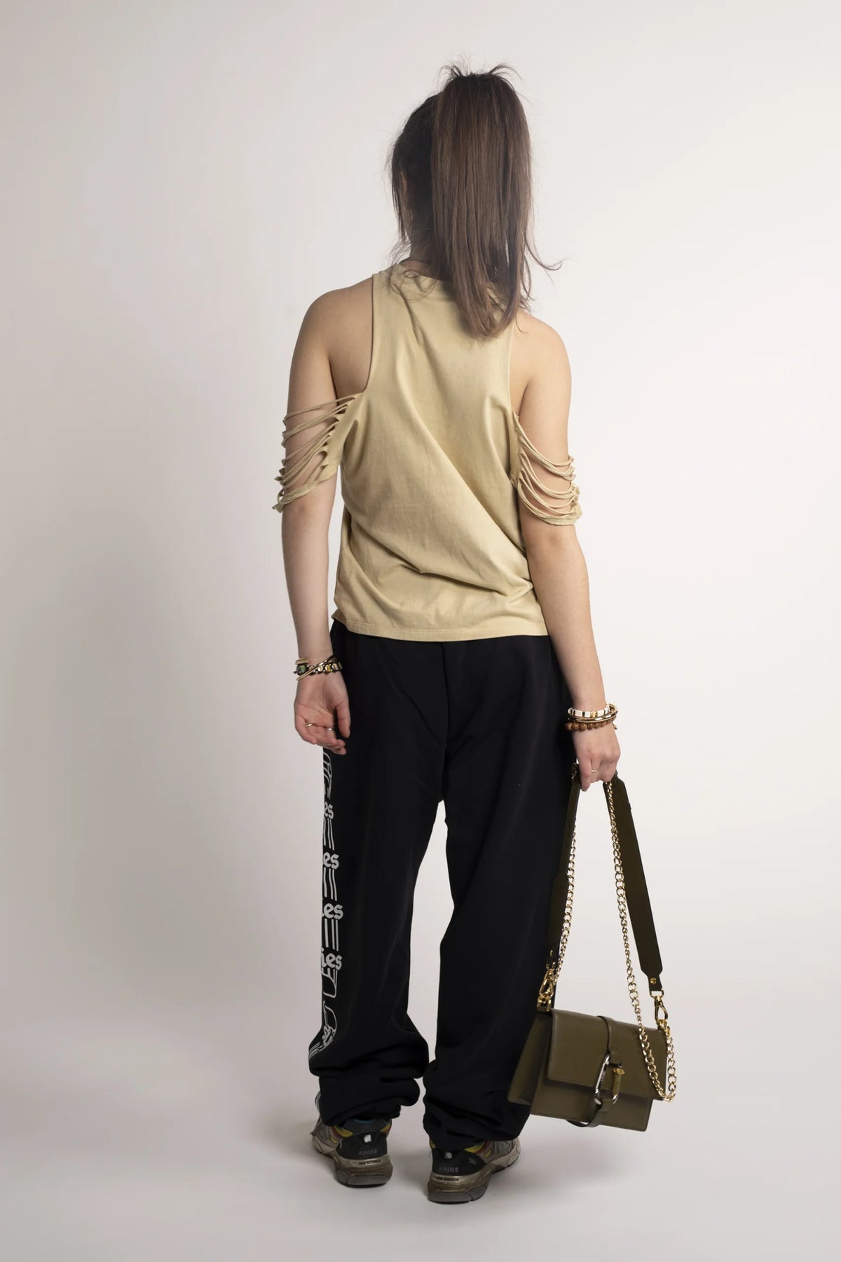 SLASHED SHOULDER TEMPLE VEST / ARIES / PEBBLE