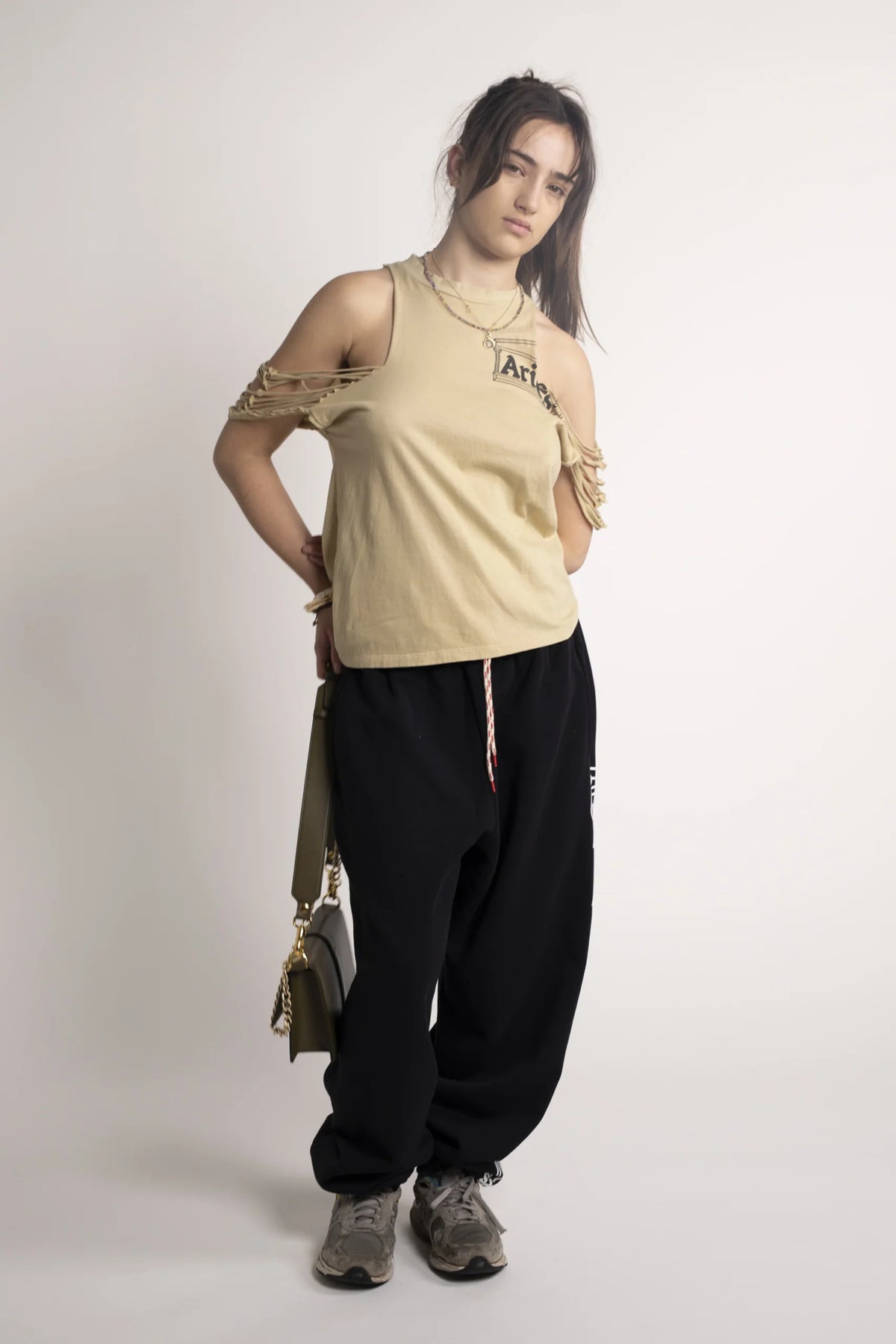 SLASHED SHOULDER TEMPLE VEST / ARIES / PEBBLE